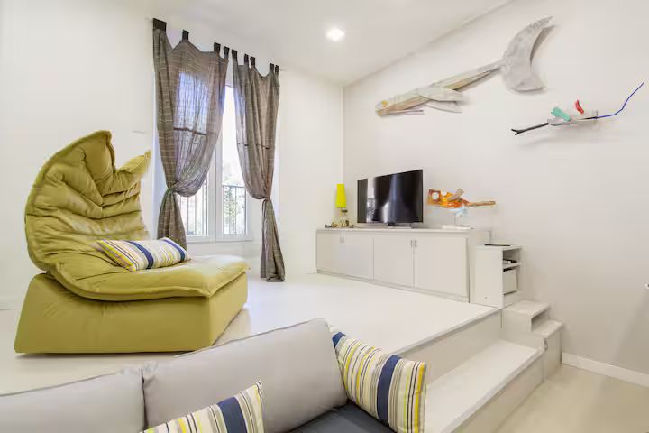 Sculture in legno sulla parete del soggiorno